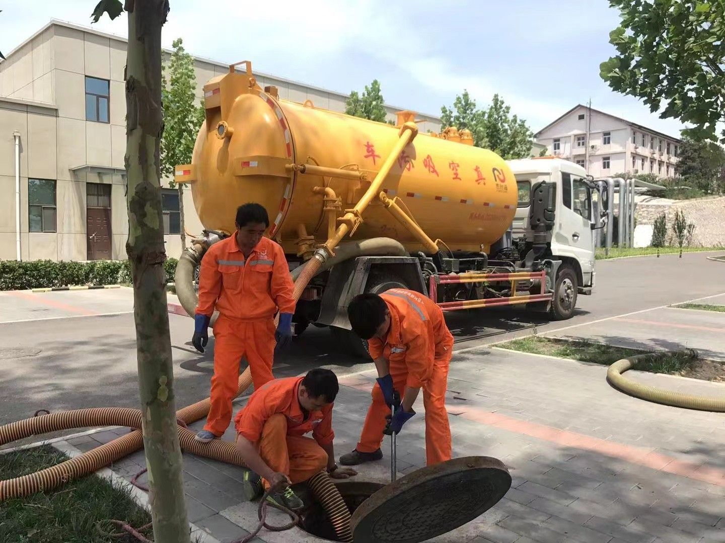 洛阳化粪池清理与5-8吨吸粪车施工效率分析